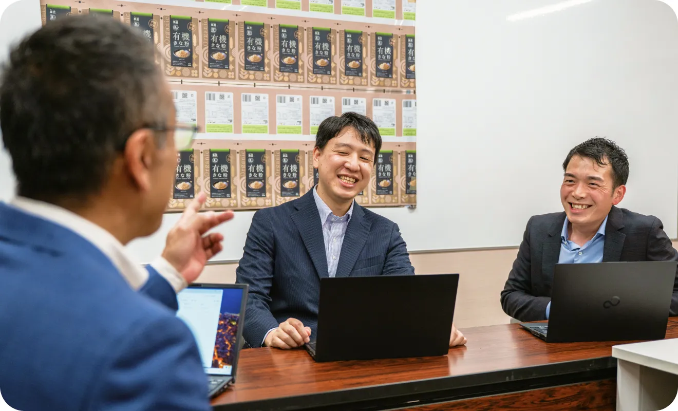 和やかな雰囲気の中でビジネスミーティングを行う場面